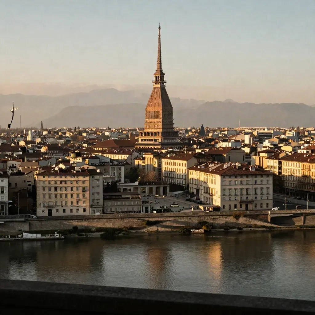 La Mole Antonelliana sopra Torino al tramonto, con fiume e pietra in primo piano.